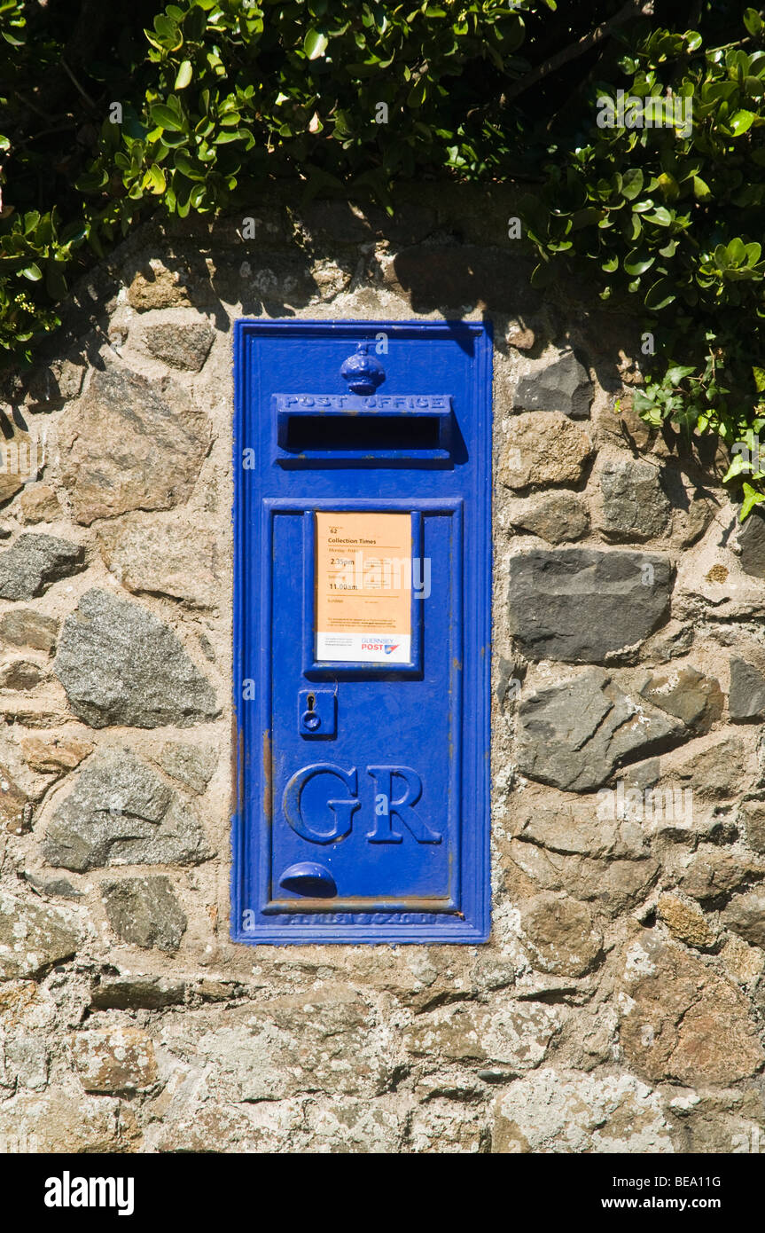 dh ST PETER PORT GUERNSEY Guernsey blaue Wand GR Postkasten Postkasten Briefkasten Brief Kanal Insel Stockfoto