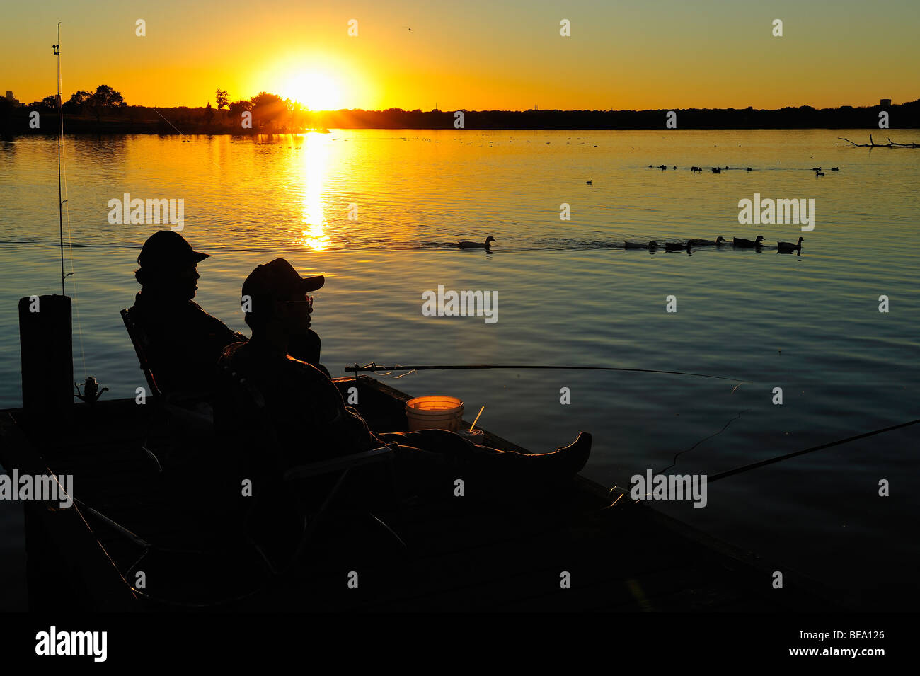 Orange Sonnenuntergang über White Rock Lake in der Nähe von Dallas, Texas Stockfoto