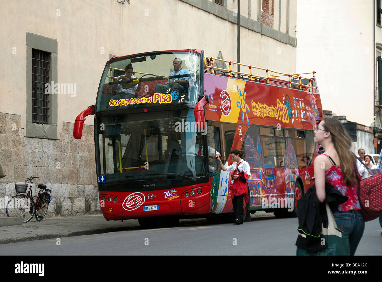 Hop On Hop Off Bus Tour warten auf Fahrgäste in der Nähe von den schiefen Turm in Pisa Stockfoto