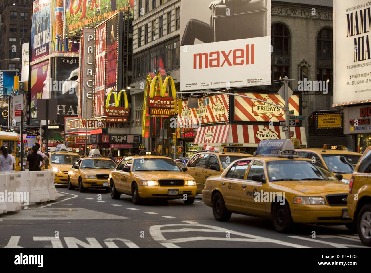 Der TImes Square Gegend von New York CIty ist Tag und Nacht überfüllt mit Touristen. Stockfoto