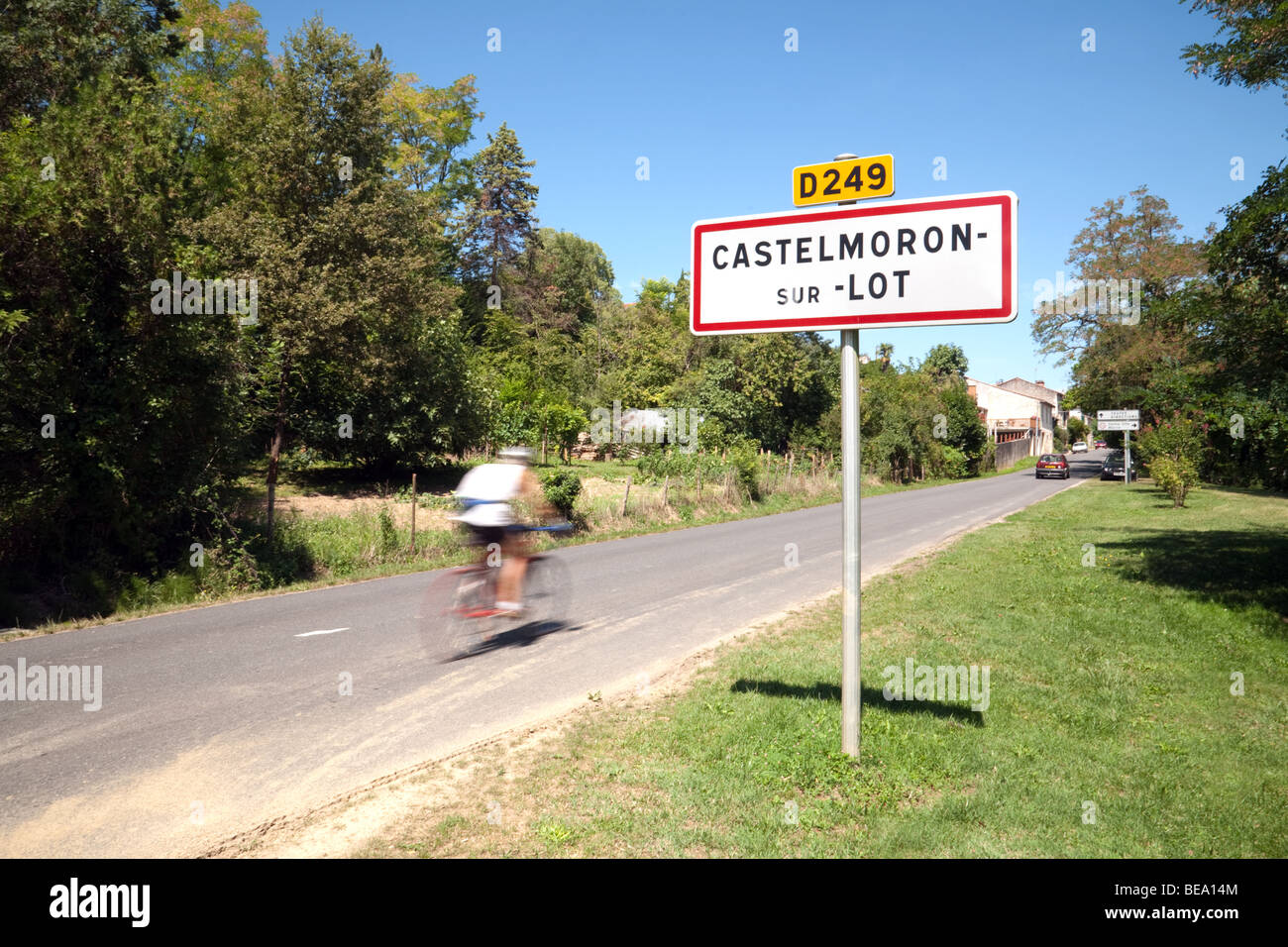 Ein Radfahrer in Castelmoron, Aquitaine, Frankreich, Europa Stockfoto