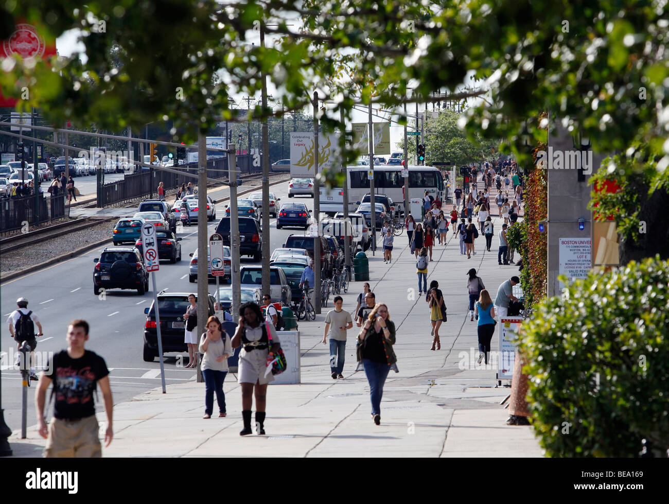 Schüler Fuß entlang der Commonwealth Avenue, Teil des Campus Boston University, Boston Stockfoto