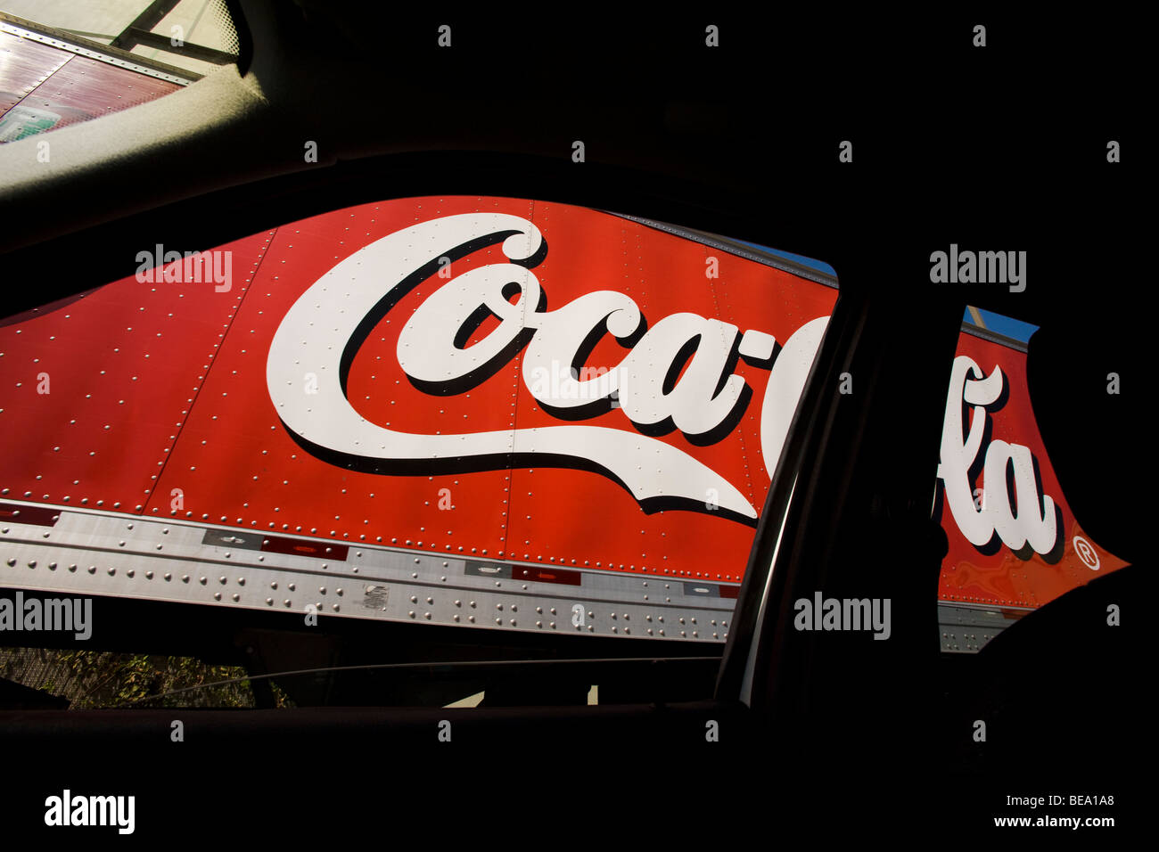 Coca Cola LKW gesehen durch ein Autofenster. Los Angeles, California, Vereinigte Staaten von Amerika Stockfoto