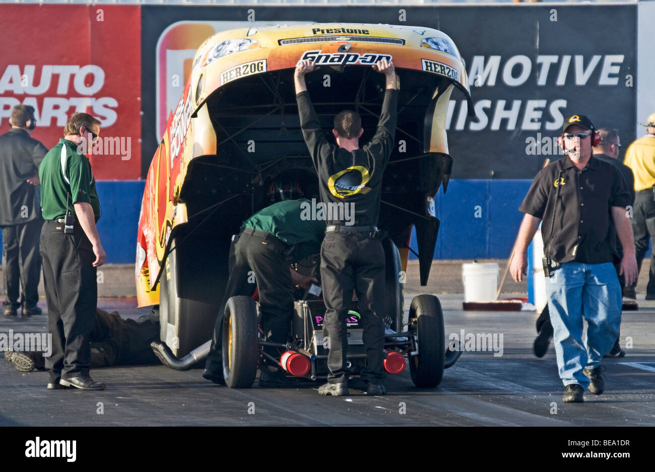 Eine Crew checkt ein lustiges Auto 2008 NHRA Zeitfahren-Aktion auf dem Firebird International Raceway, Chandler, Arizona, USA Stockfoto