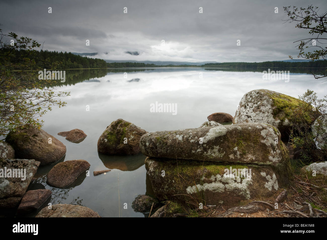 Ufer von Loch Garten mit Blick auf den Cairngorm Mountains, schottischen Highlands, Uk Stockfoto