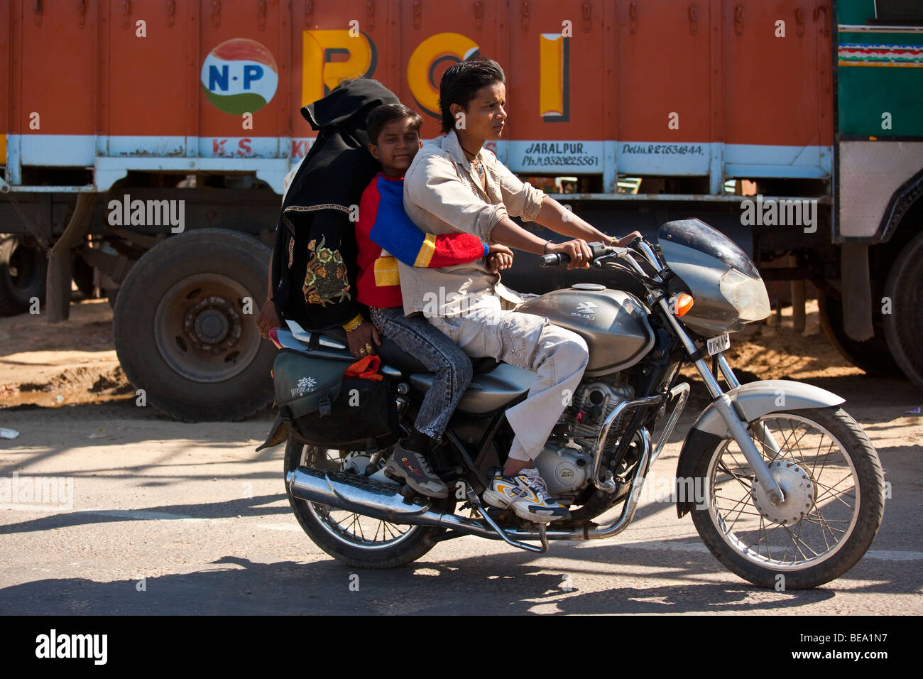 Drei Personen auf einem Motorrad in Agra Indien Stockfoto