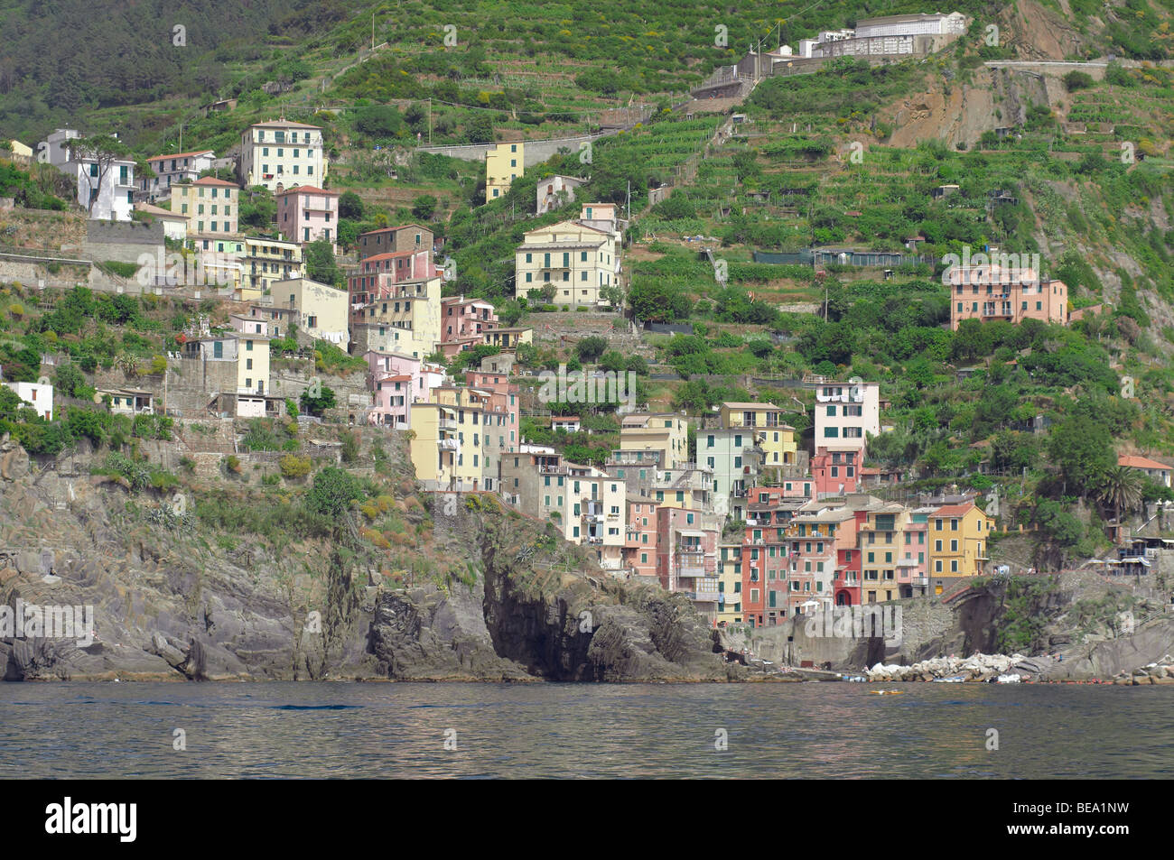 Riomaggiore aus dem Wasser. Ein Dorf in La Spezia, Ligurien, Nordwesten von Italien. Es ist eines der fünf Städte, die die Region Cinque Terre machen Stockfoto