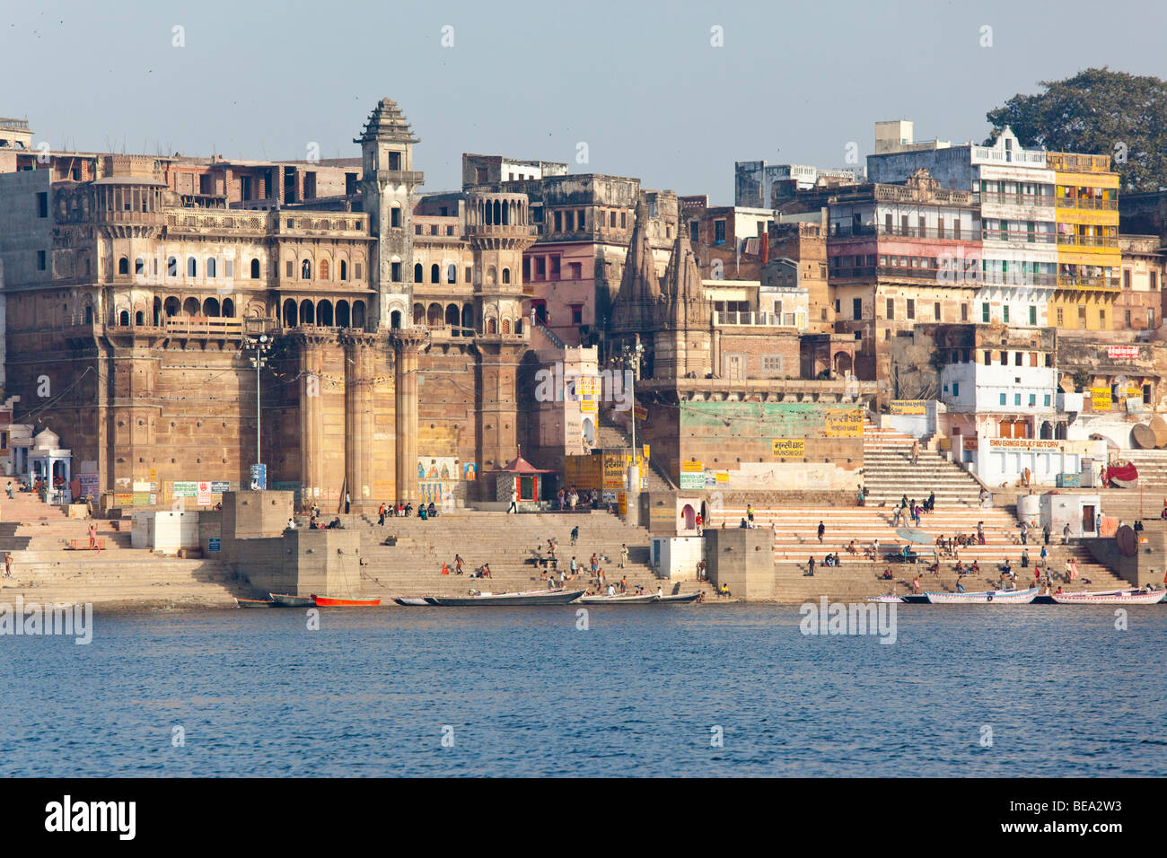 Munshi Ghat am Fluss Ganges in Varanasi, Indien Stockfoto