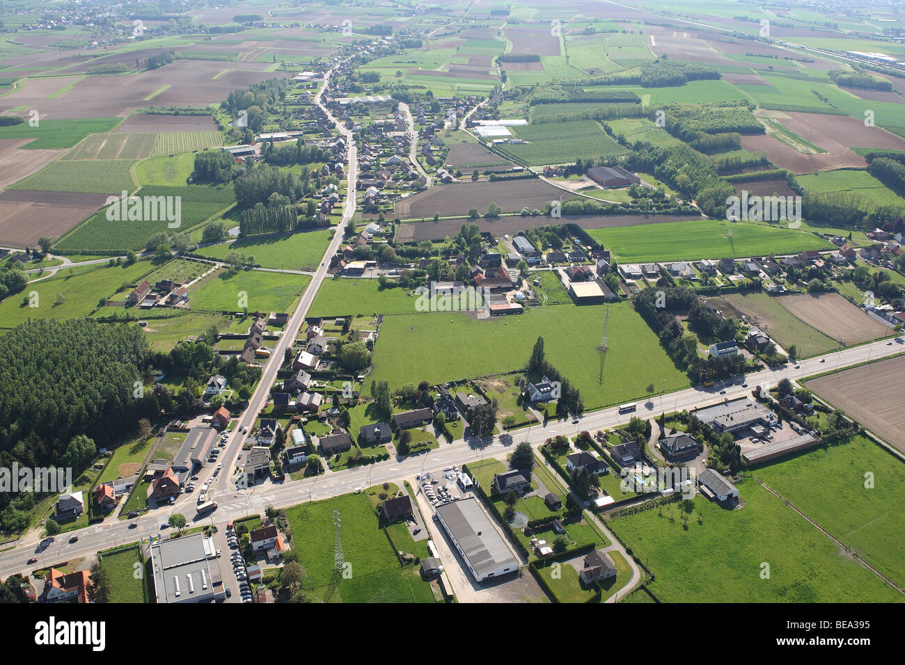 Urbanisierung an der Grenze der landwirtschaftlich genutzten Fläche mit Feldern, Wiesen und Hecken aus der Luft, Belgien Stockfoto