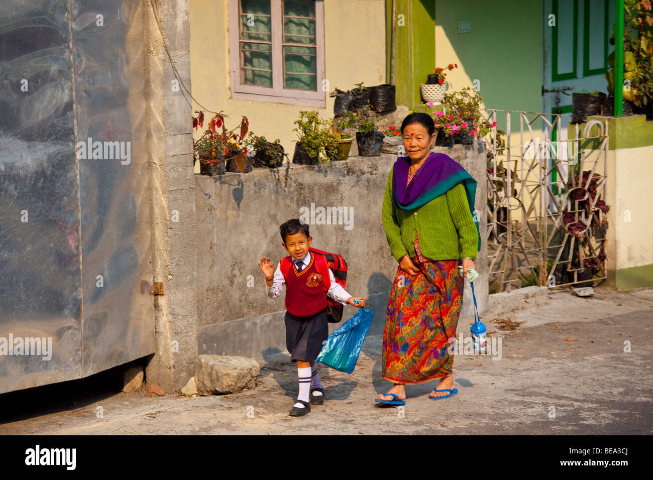 Großmutter junge Mädchen zur Schule in Ghum in Darjeeling, Indien Stockfoto