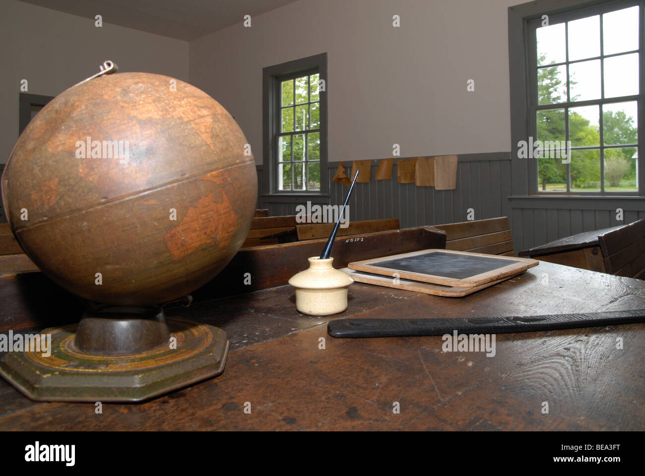 Das Lehrerpult an der Schule, Orwell Historic Village, Prince Edward Island. Stockfoto