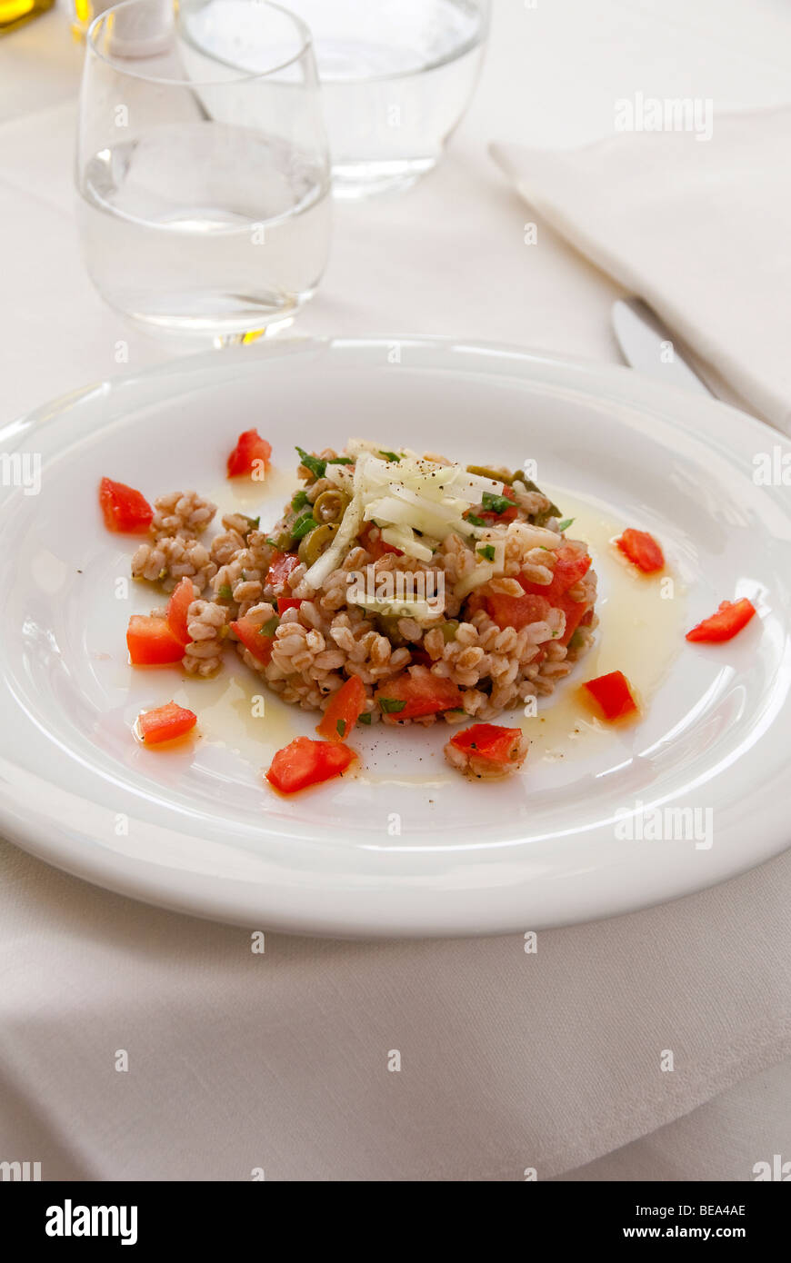 Faro-Salat serviert im Client nur Speisesaal von Louisa Via Roma, ein exklusives Modegeschäft in Florenz, Italien Stockfoto