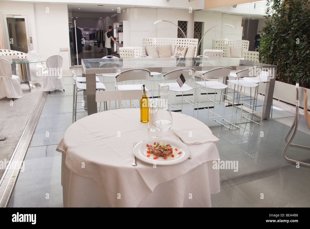 Tisch für einen im Client nur Speisesaal von Louisa Via Roma, ein exklusives Modegeschäft in Florenz, Italien Stockfoto