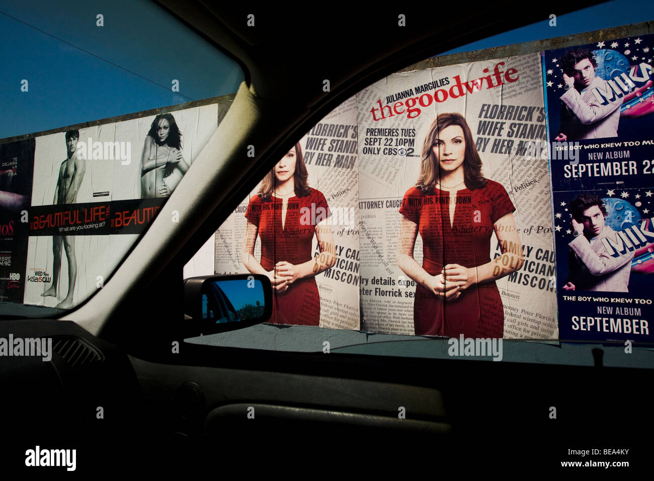 Werbetafeln, gesehen durch ein Autofenster. Los Angeles, California, Vereinigte Staaten von Amerika Stockfoto