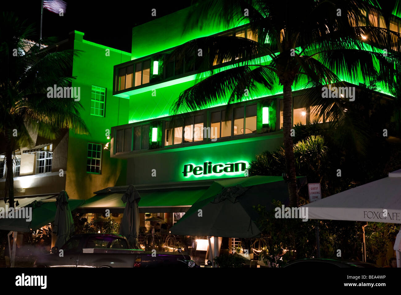 Das Pelican Hotel beleuchtet nachts in Neon. South Beach Art Deco District Miami Florida USA Stockfoto