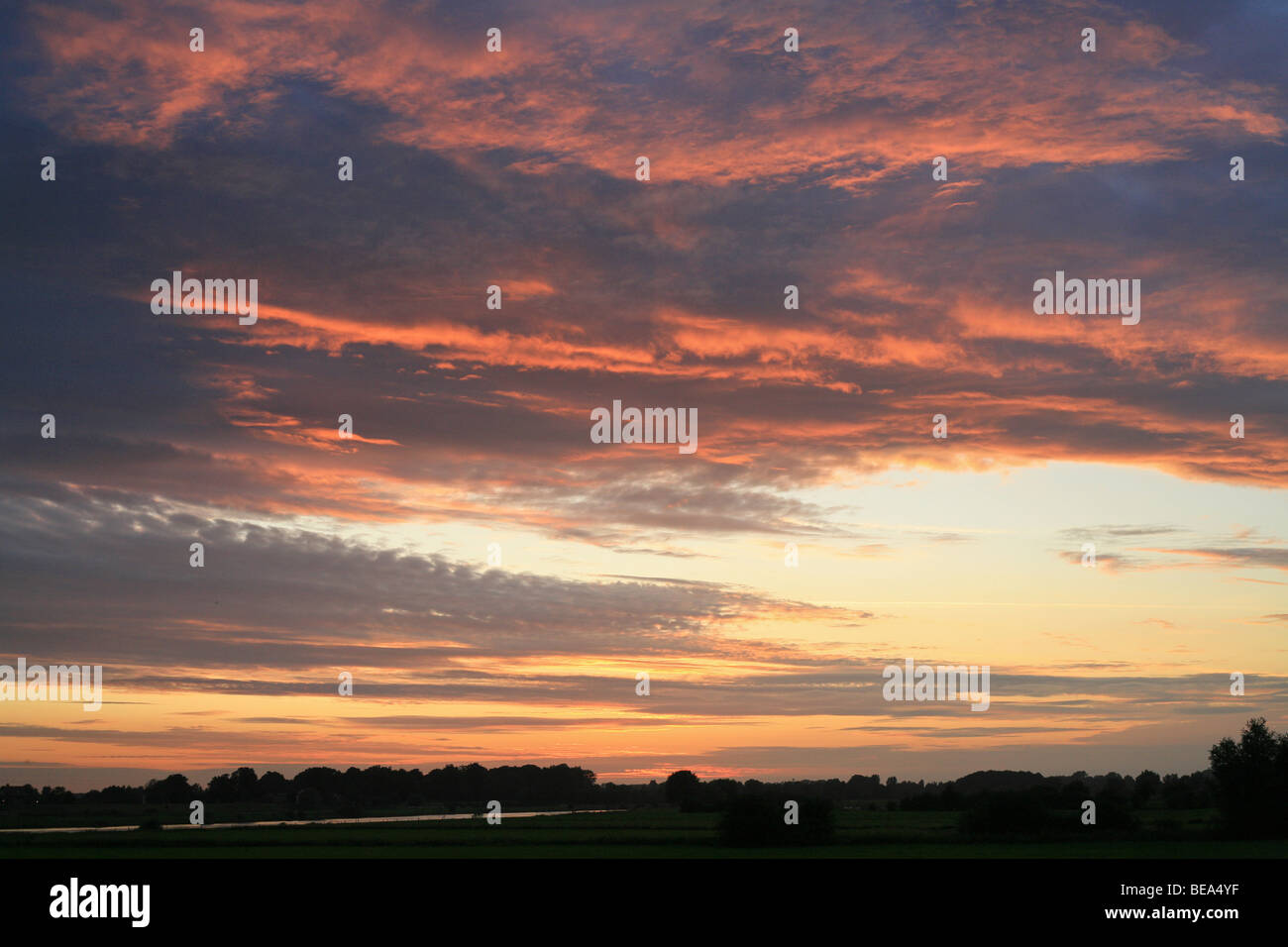 de Wolken Vangen de Laatste Zonnestralen van de dag; Wolken fangen die letzten Sonnenstrahlen des Tages Stockfoto