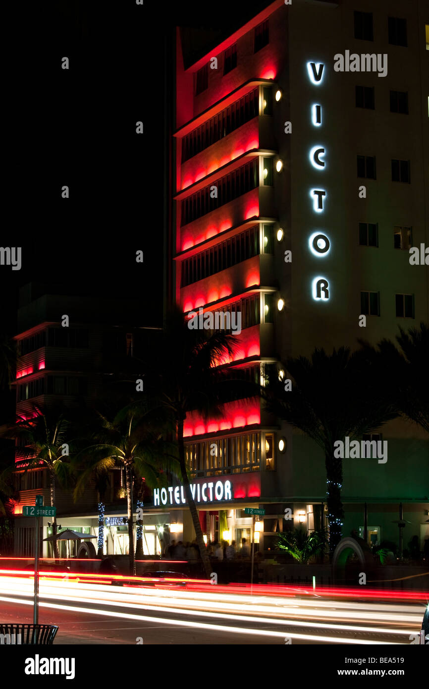 Das Hotel Victor beleuchtet nachts in Neon. South Beach Art Deco District Miami Florida USA Stockfoto