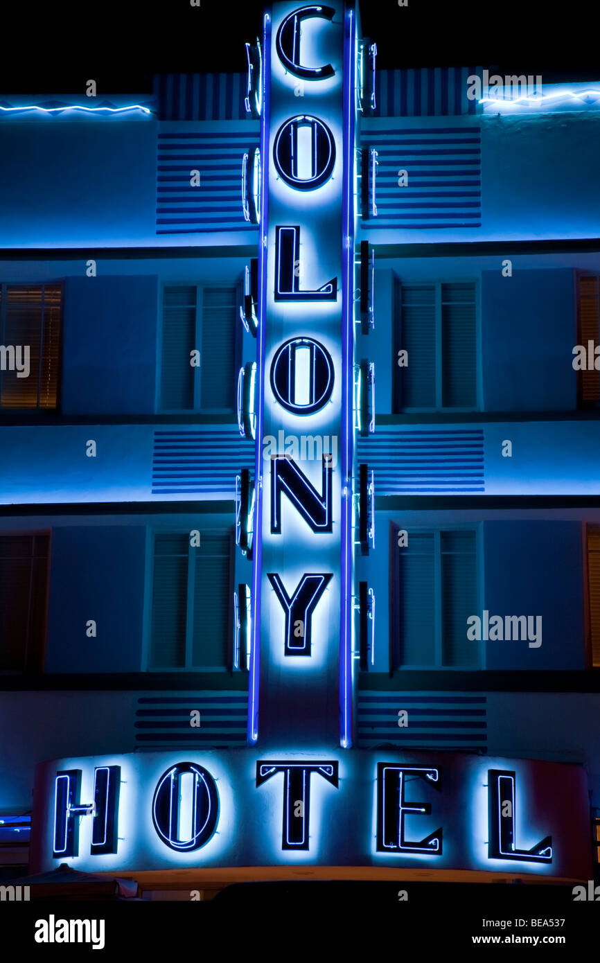 Das Colony Hotel beleuchtet nachts in Neon. South Beach Art Deco District Miami Florida USA Stockfoto