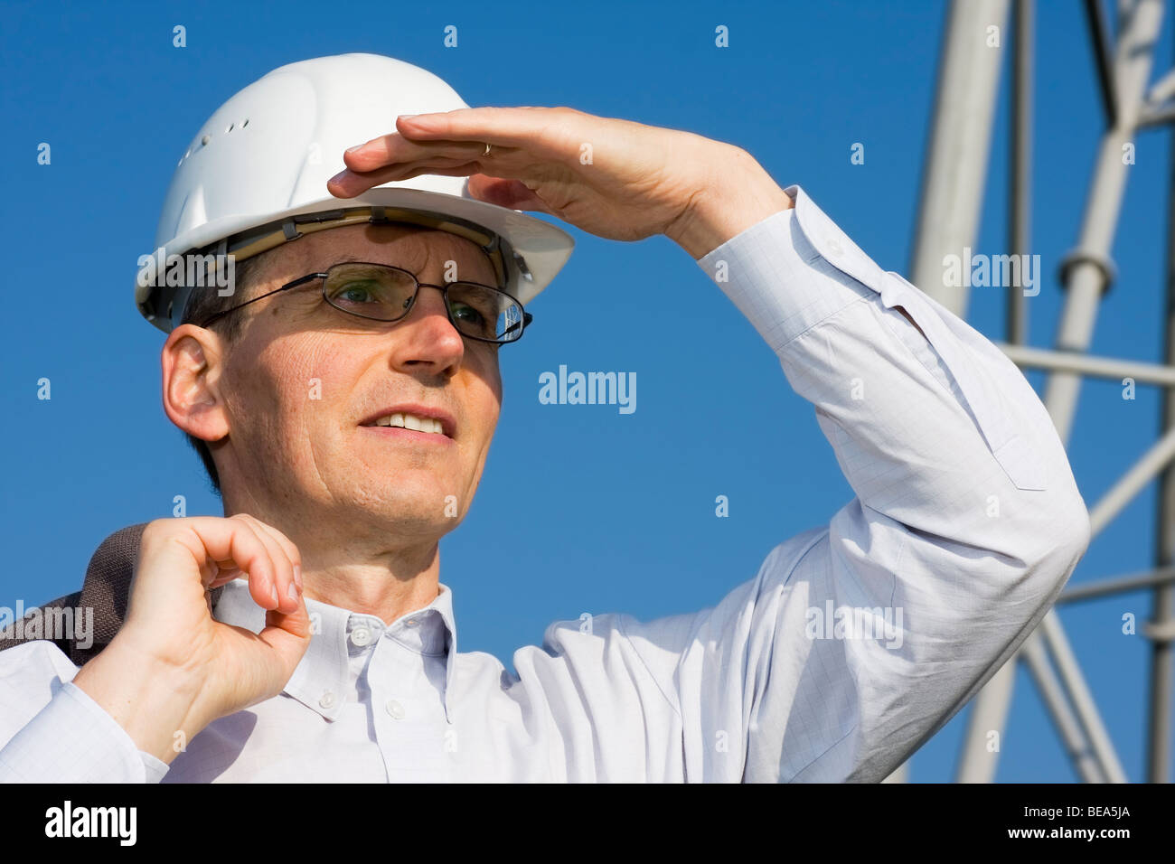 Ingenieur sucht vor Stahlbau Stockfoto