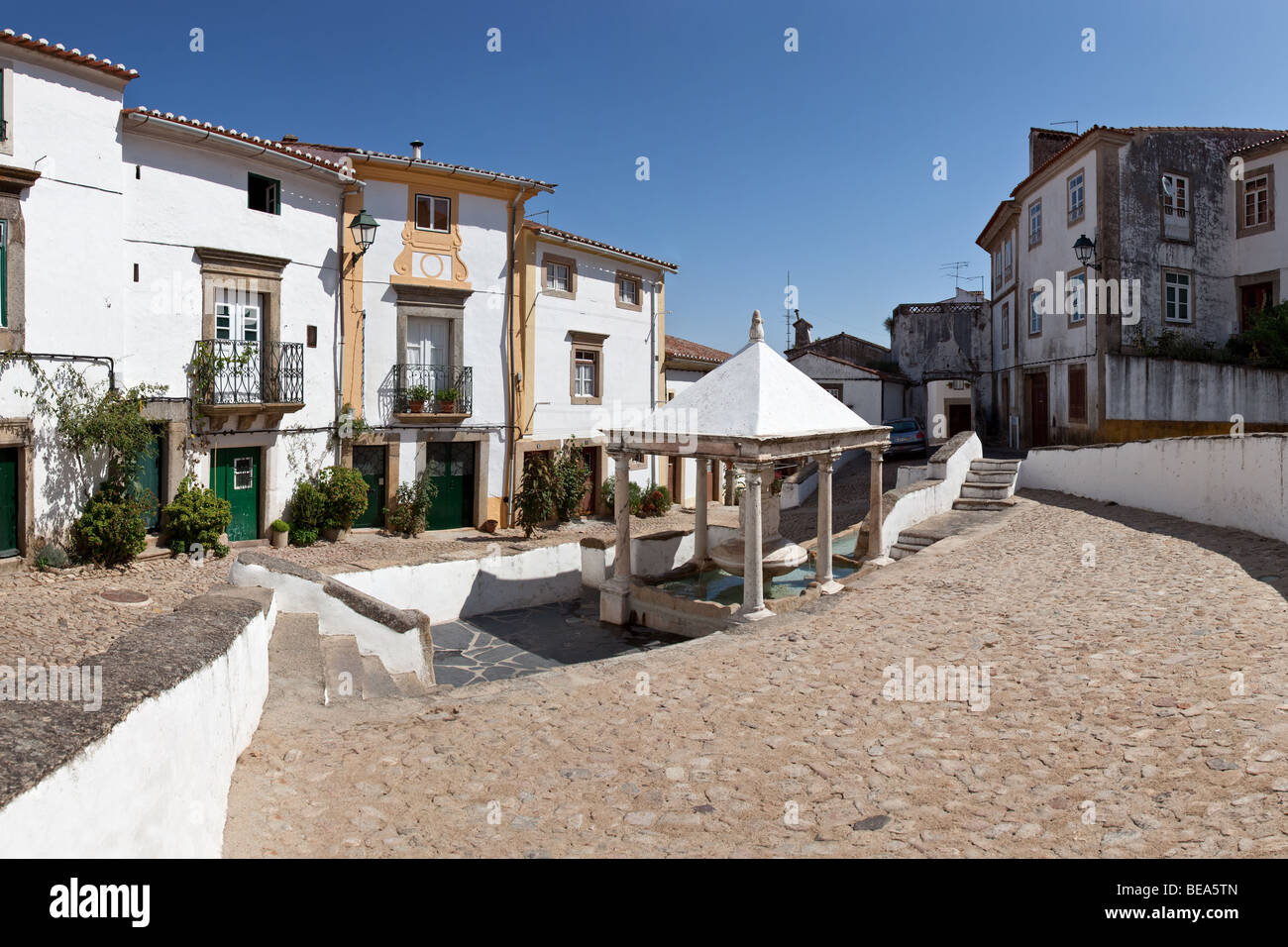 Fonte da Vila (Stadtbrunnen) in das jüdische Viertel von Castelo de Vide, Portalegre District, Portugal. Brunnen aus dem 16. Jahrhundert. Stockfoto