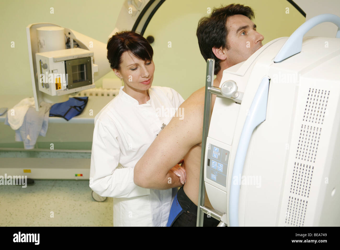 Arzt mit Röntgenstrahlen fotografieren Beschwerdebild Lunge. Stockfoto