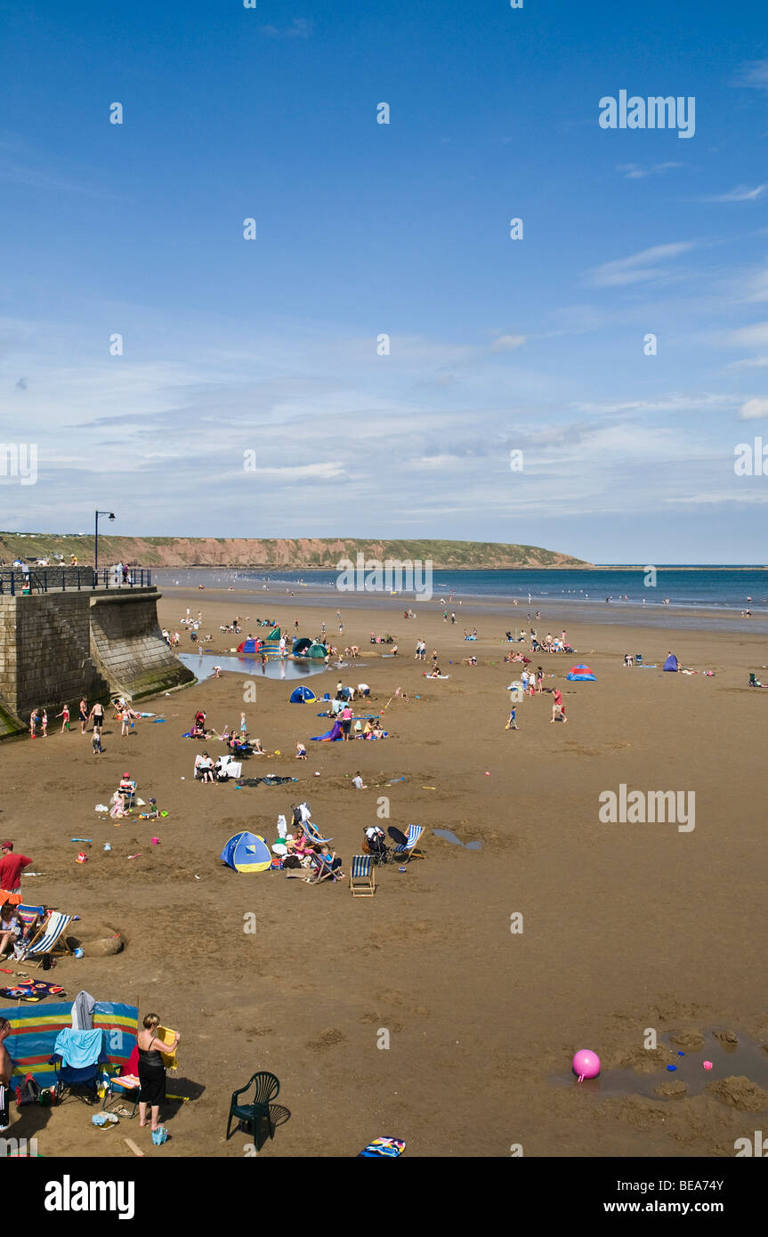 dh Filey Strand FILEY NORTH YORKSHIRE Urlauber baden auf sandigen Ferienort Küste Sommer Liegestuhl Stockfoto