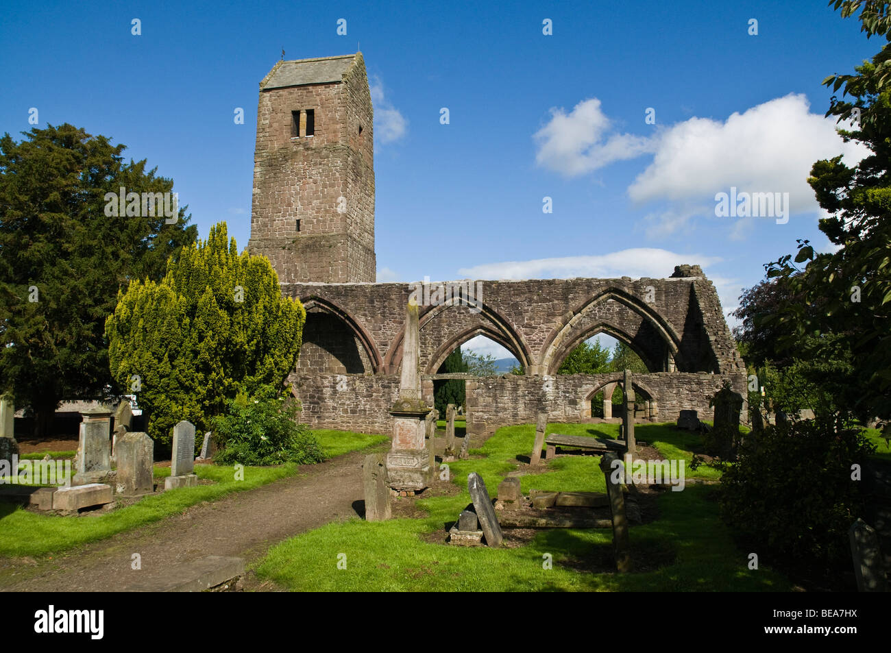 dh MUTHILL PERTHSHIRE Scottish Old Church Glockenturm und Friedhof Ruinen kirk Kirchen Schottland Stockfoto