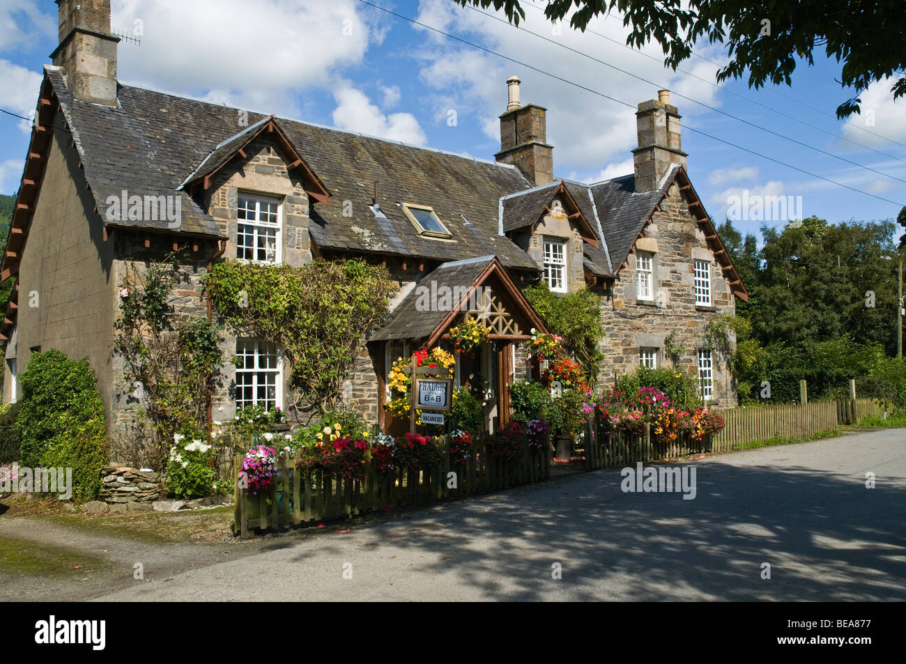 dh Bed and Breakfast Ferienhaus ACHARN PERTHSHIRE Loch Tay Village Blumengarten Display Highland Guest House scotland Highlands Außenhäuser großbritannien, perth Stockfoto