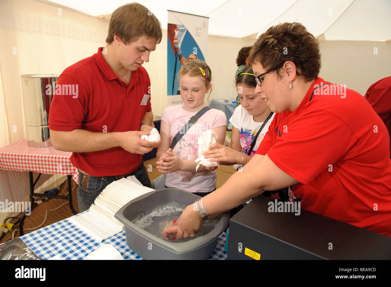 zwei Kinder lernen über Bedeutung der Lebensmittelhygiene und der richtige Weg, um ihre Hände zu waschen, Abergavenny Food Festival, Stockfoto