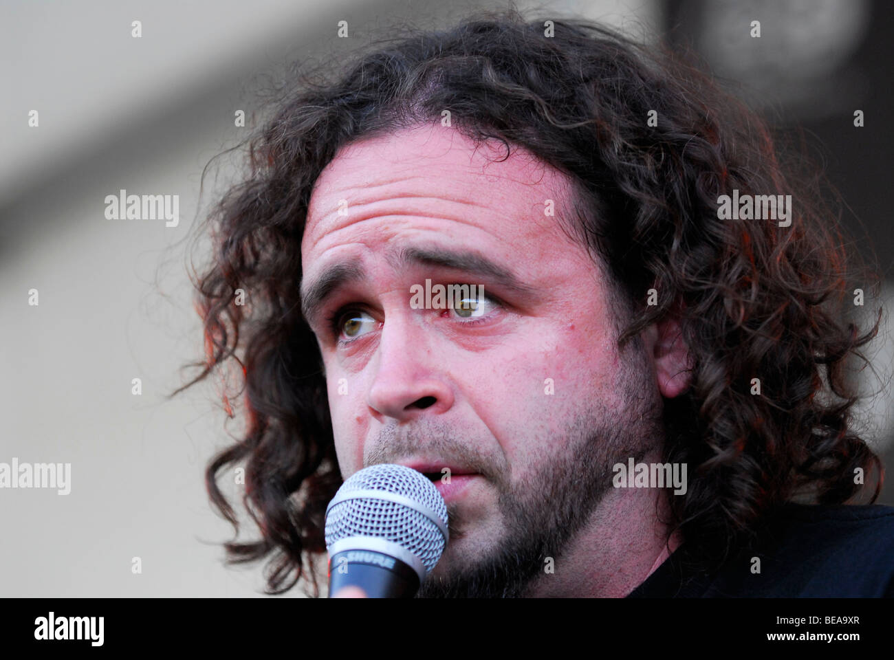 Lead-Sänger Nick Taylor-Stokes von der Band Vallenbrosa die live auf der Butserfest 2009, Queen Elizabeth Country Park... Stockfoto