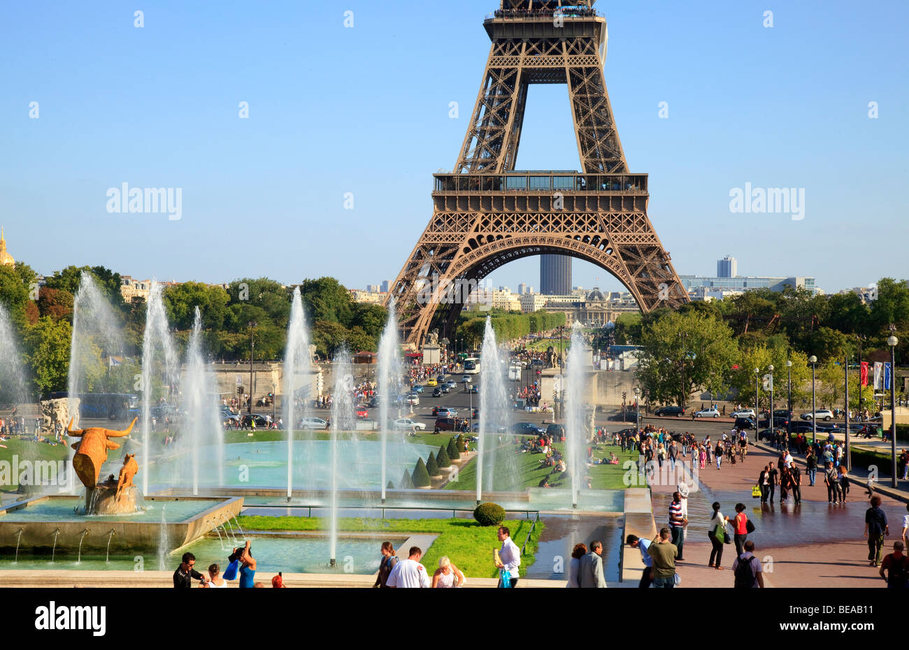 Eiffelturm und Trocadero-Gärten in Paris, Frankreich Stockfoto