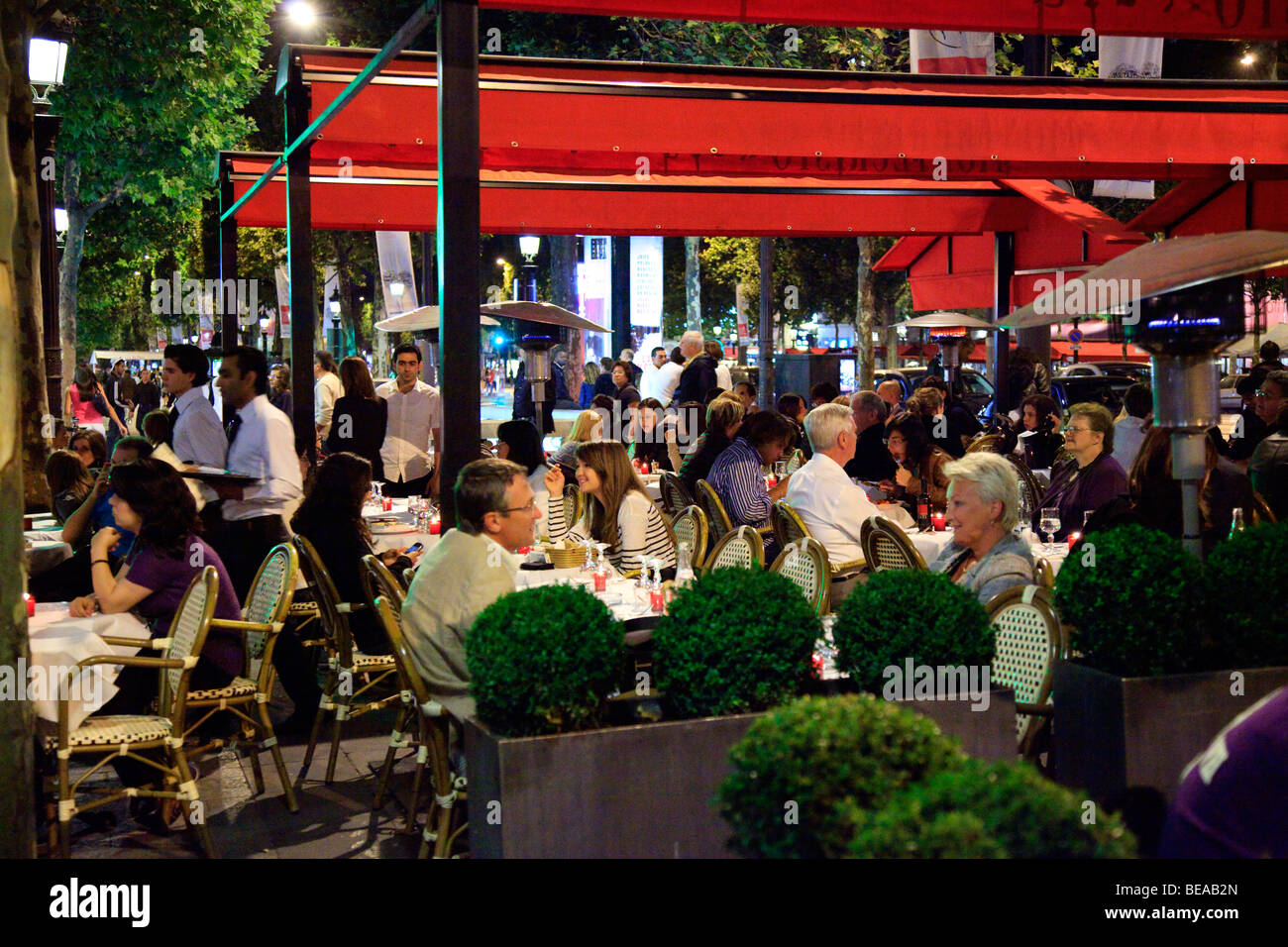 Champs Elysees Restaurant in Paris bei Nacht. Stockfoto