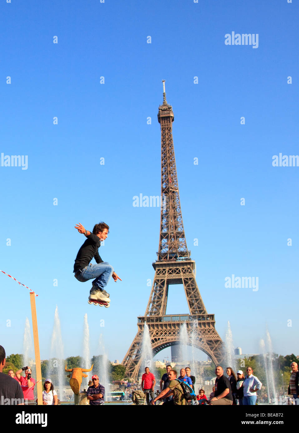 Roller Skater springen vor dem Eiffelturm Paris Stockfoto