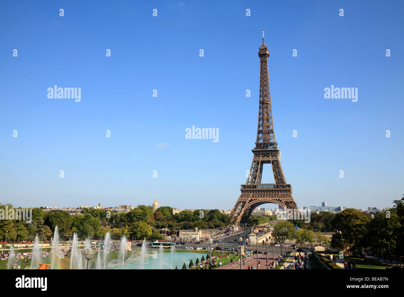 Eiffelturm und Trocadero-Gärten in Paris, Frankreich Stockfoto