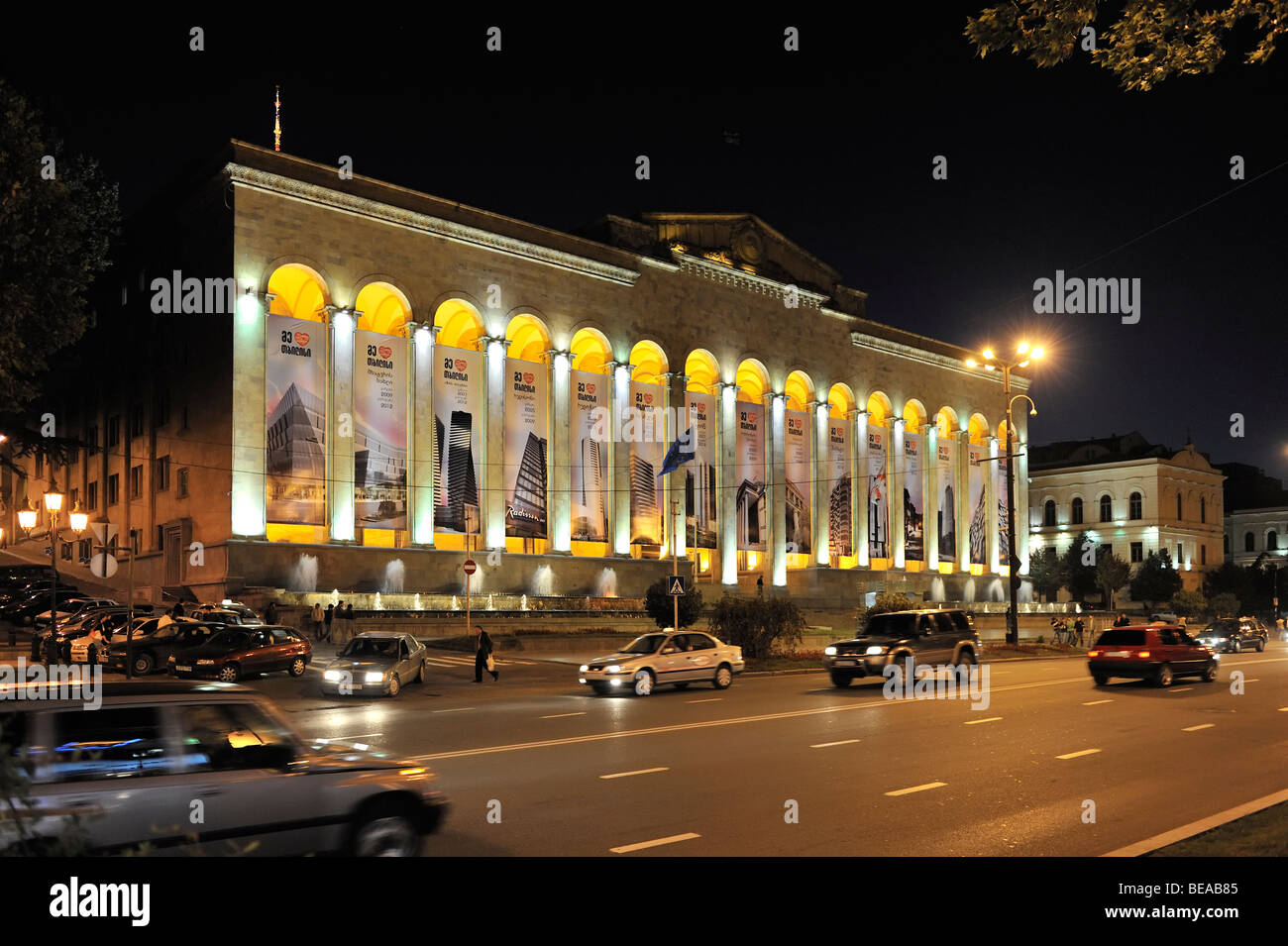 Nachtaufnahme von beleuchtete Parlament in Tiflis, Georgien Stockfoto