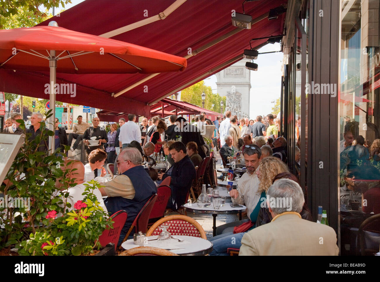 Cafés auf den Champs-Elysees in Paris Stockfoto