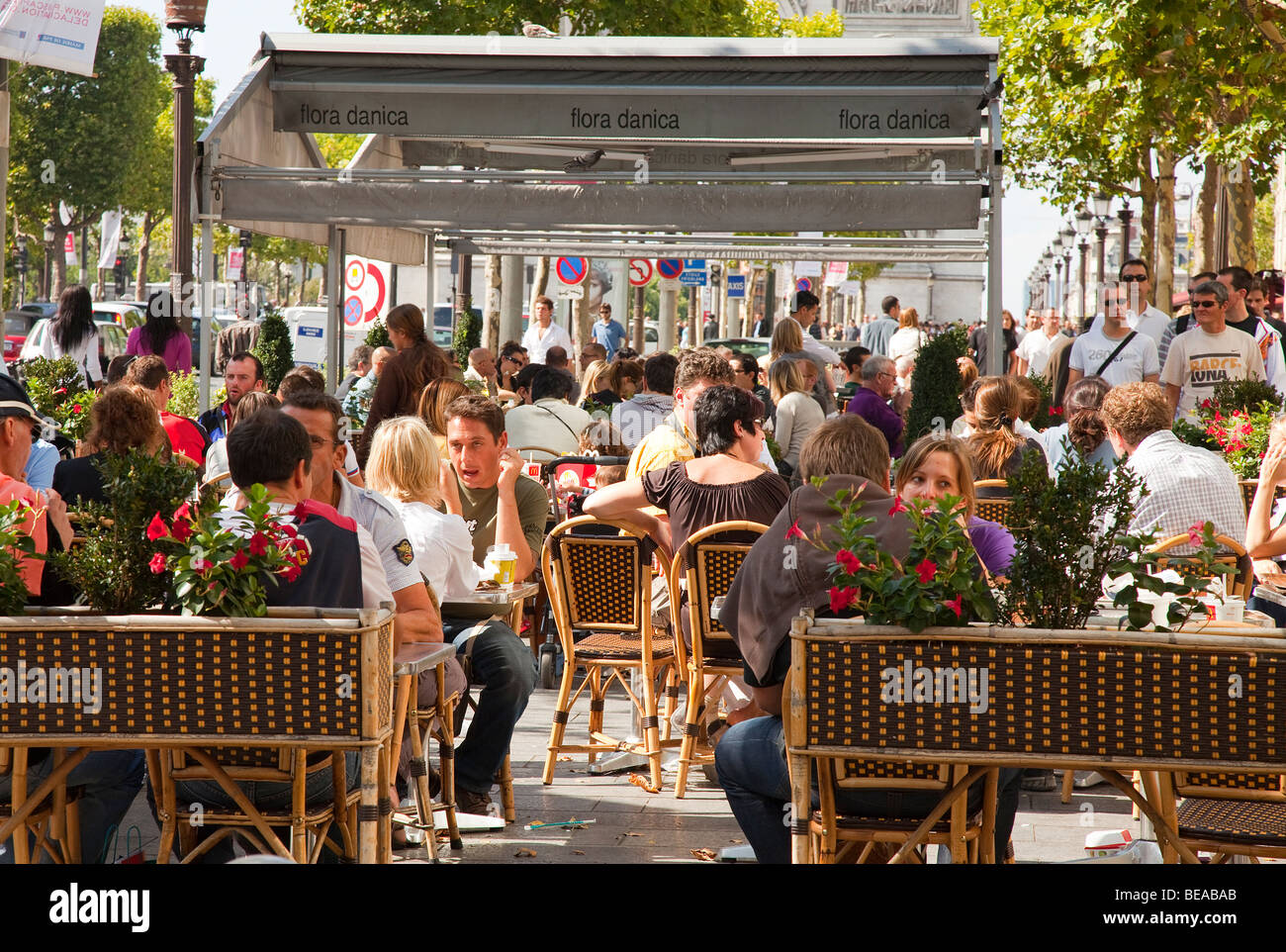 Cafés auf den Champs-Elysees in Paris Stockfoto