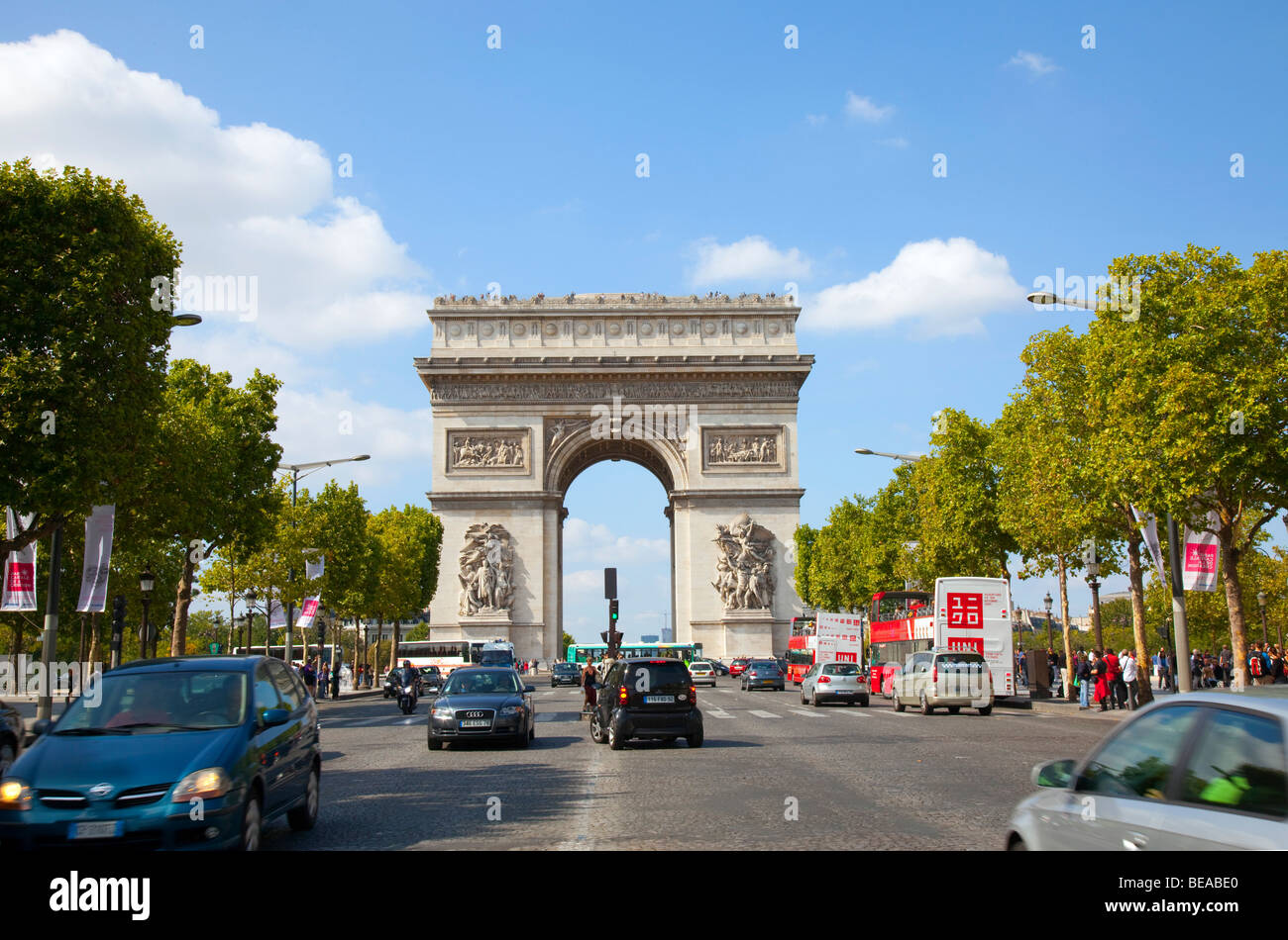 Der Arc de Triomphe und Champs Elysees in Paris Frankreich Stockfoto