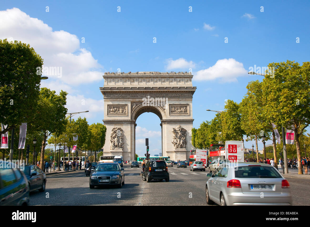 Der Arc de Triomphe und Champs Elysees in Paris Frankreich Stockfoto