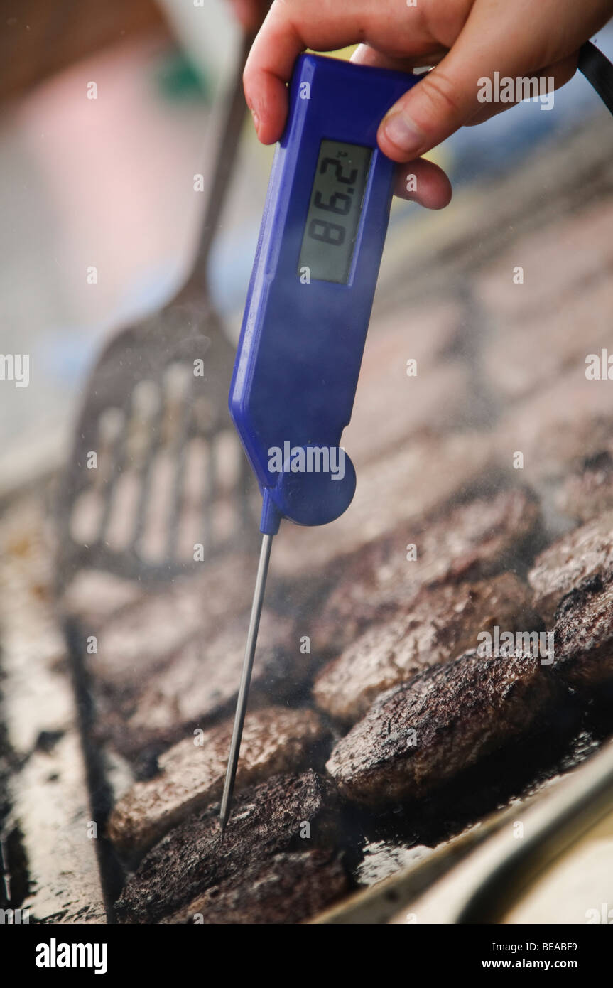 Verwenden ein digitales Thermometer um zu überprüfen, dass Burger Abergavenny Food Festival, Monmouthshire Wales UK richtig gekocht werden Stockfoto