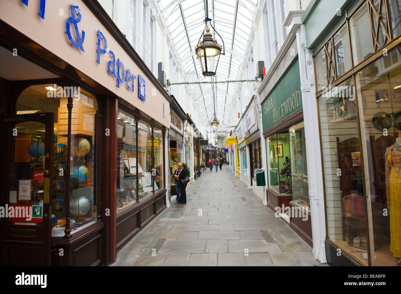 Traditionellen viktorianischen Einkaufspassage mit Glasdach im Stadtzentrum von Cardiff South Wales UK Stockfoto