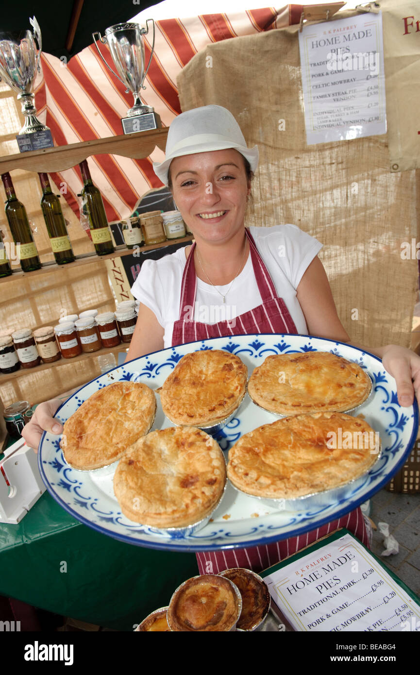 Eine junge Frau verkaufen R K Palfrey home made Fleischpasteten auf einem Tablett Abergavenny Food Festival, wales Monmouthshire Süd UK Stockfoto