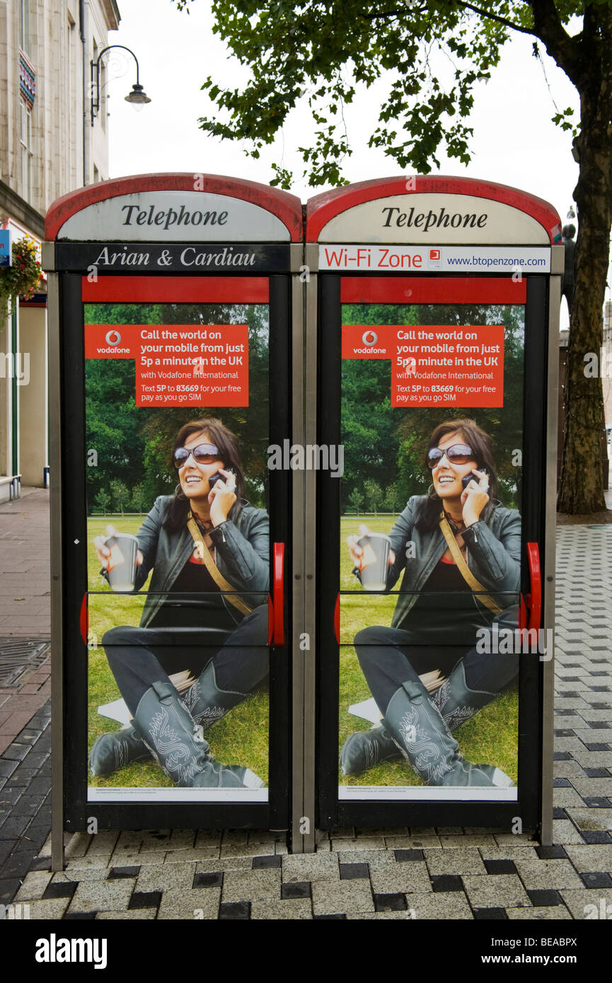 BT-öffentliche Telefonzelle mit Vodafone Plakat Anzeige Cardiff South Wales UK Stockfoto