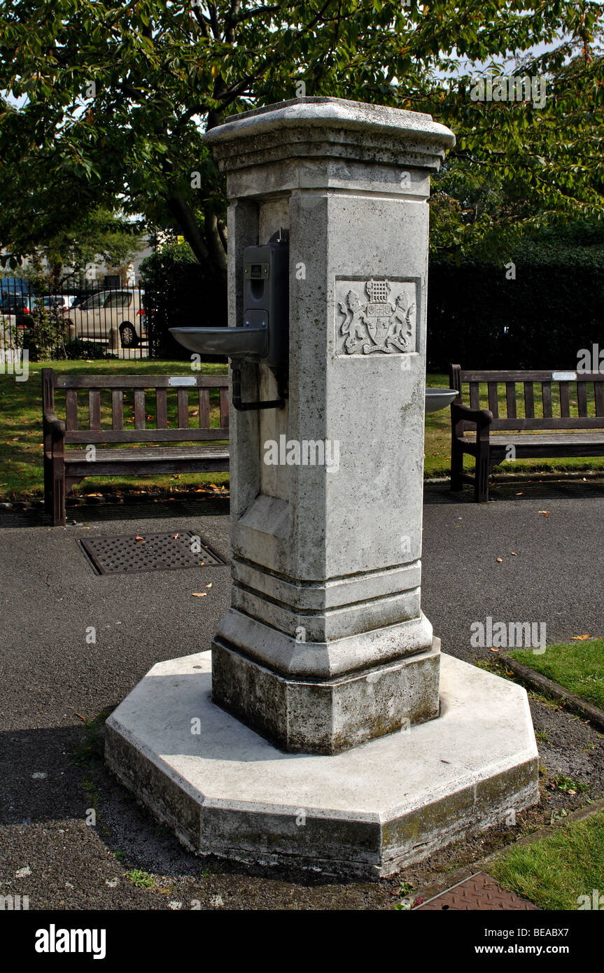 Trinkbrunnen in St. Johns Wood Kirche Garden, London, England, UK Stockfoto