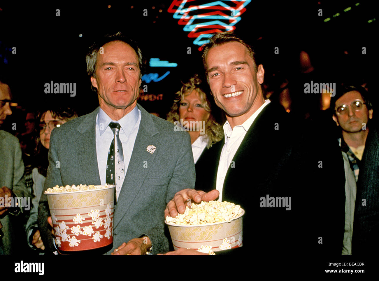 CLINT EASTWOOD auf der linken Seite und Arnold Schwarznegger bei einer Filmpremiere Stockfoto