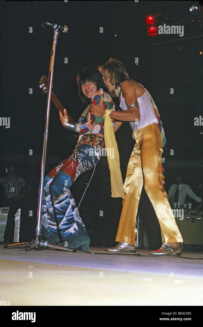 ROD STEWART und die Gesichter im Oktober 1973. Rute mit Ronnie Holz. Stockfoto