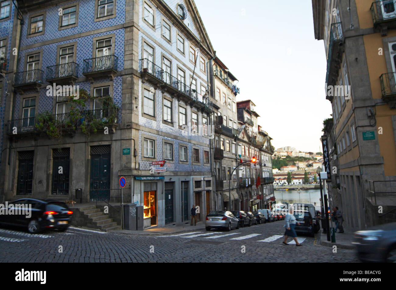 ein Haus bedeckt in blauen Azulejo-Fliesen-Praca Infante Dom Henrique Porto Portugal Stockfoto