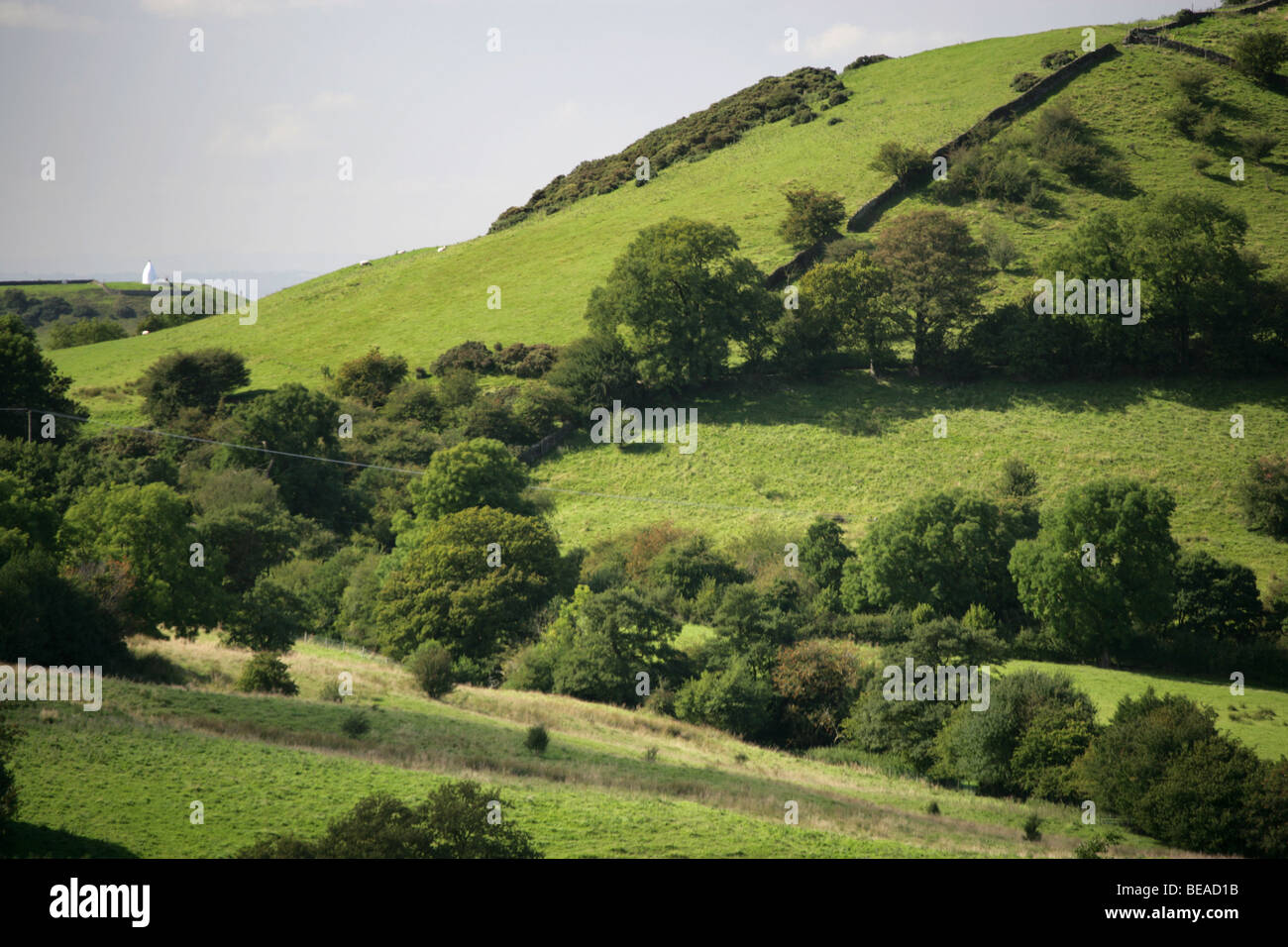 Ländliche Aussicht auf East Cheshire Hügel und Bauernhöfe, Blick nach Westen von Macclesfield Straße in Richtung White Nancy. Stockfoto