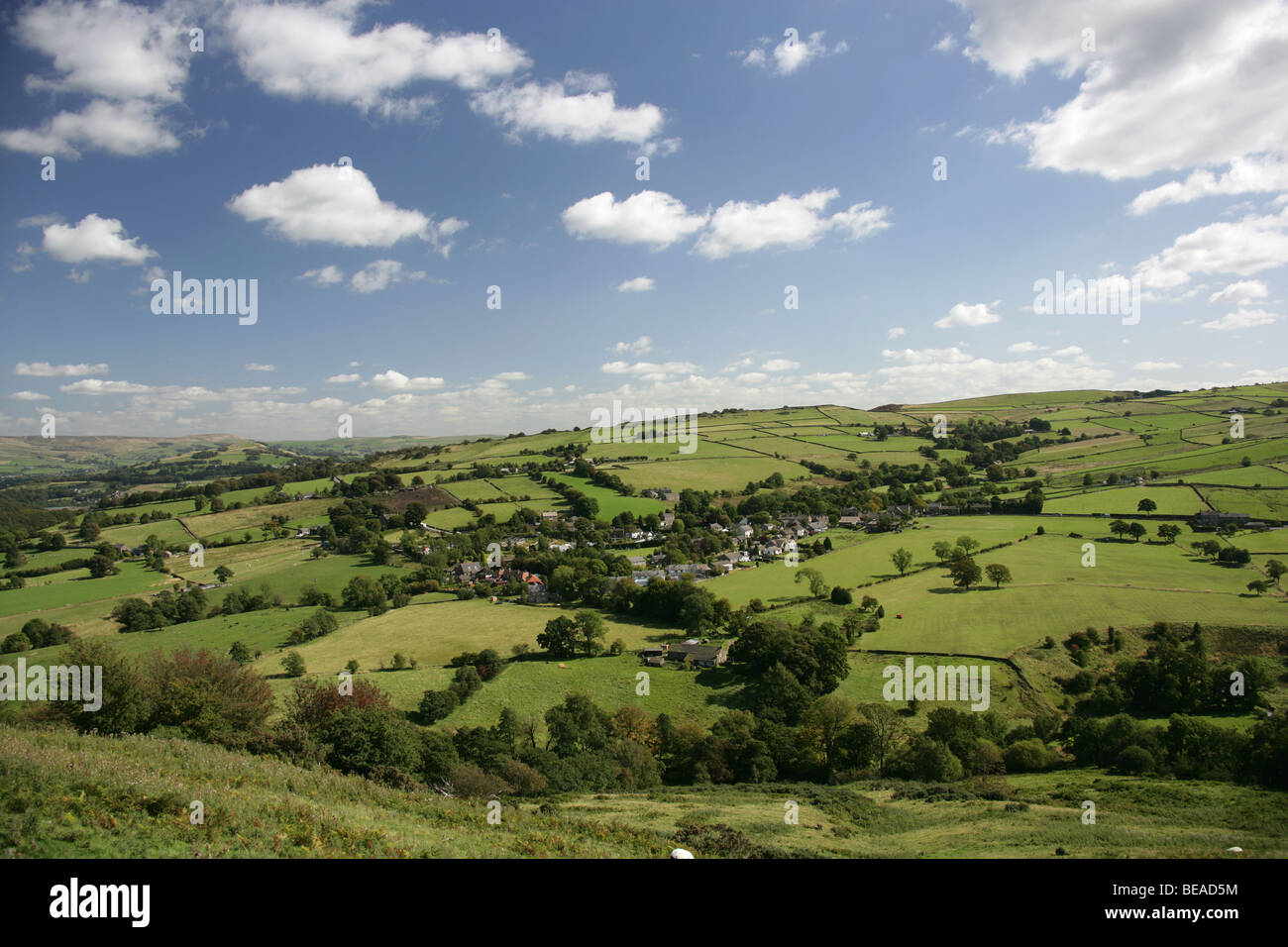 Schöne Aussicht von East Cheshire aus höheren Lane Blick nach Osten über das Dorf Kettleshulme. Stockfoto