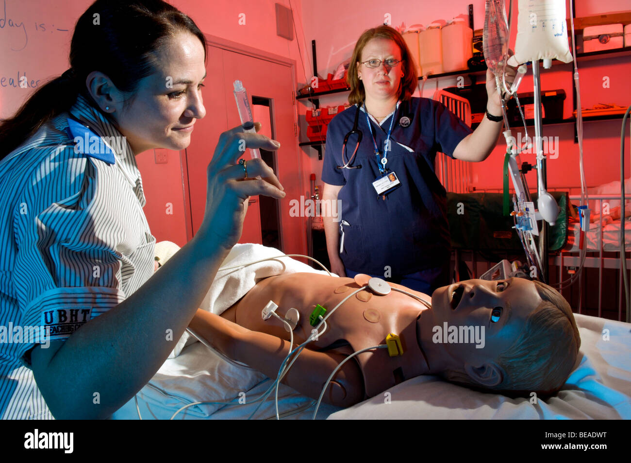 Krankenschwester und Stationsschwester mit HPS, menschliche interaktive Dummy im Bristol Medical Simulation Center. UK Stockfoto